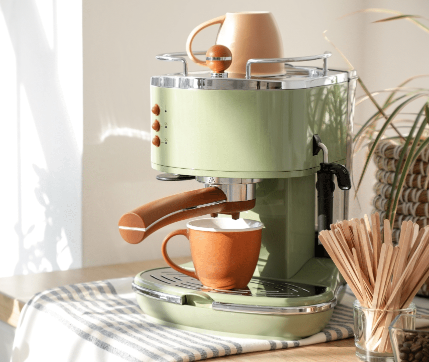 Espressomachine met kopje koffie in stijlvolle koffiehoek op houten aanrecht